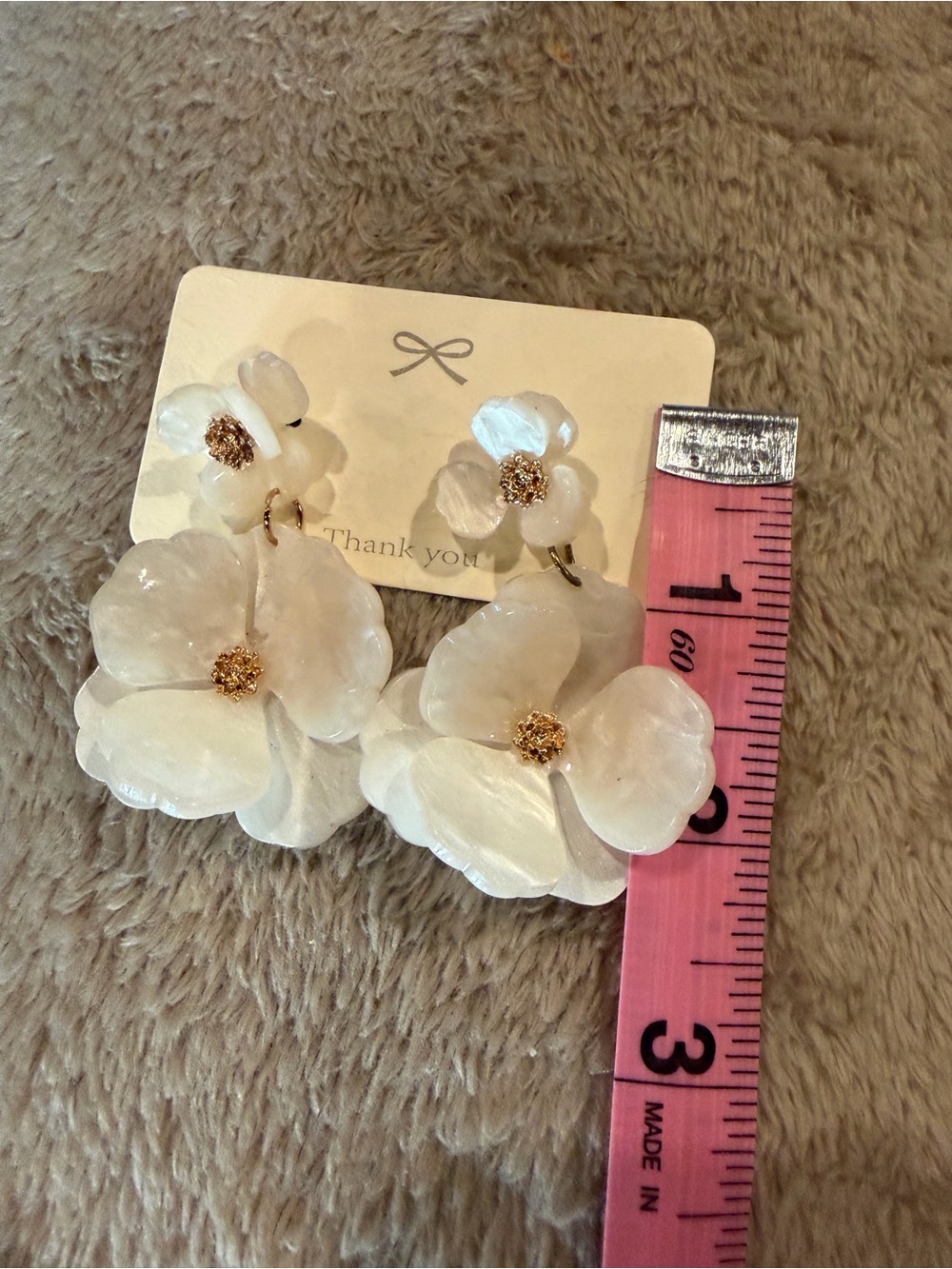 Floral statement earrings in white - Picture 2 of 2